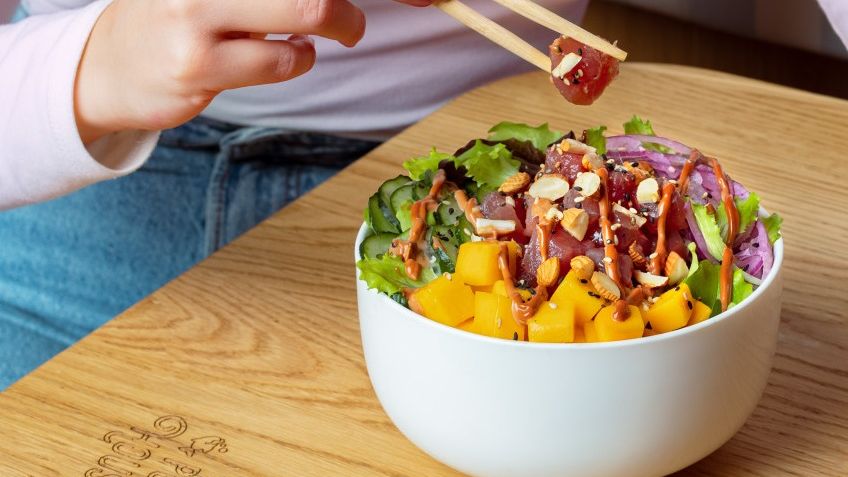 Salată Caesar, Avocado Toast, boluri Poke. Glovo arată că românii preferă mâncare sănătoasă mai ales la prânz, inclusiv la birou