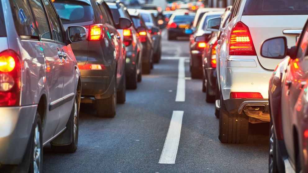 Jucătorii din imobiliare, despre traficul din București: Locurile de parcare încurajează traficul