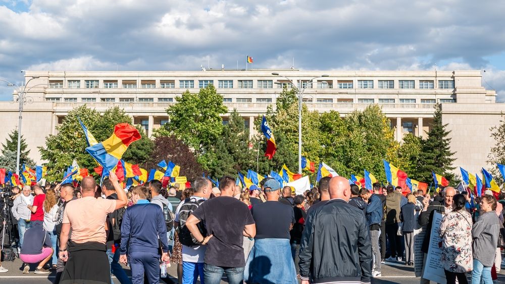 Proteste împotriva măsurilor de austeritate: „Salariile stau, prețurile cresc”/ „Normativul deficitar ne sufocă”/„Program de lucru decent, fără epuizare”