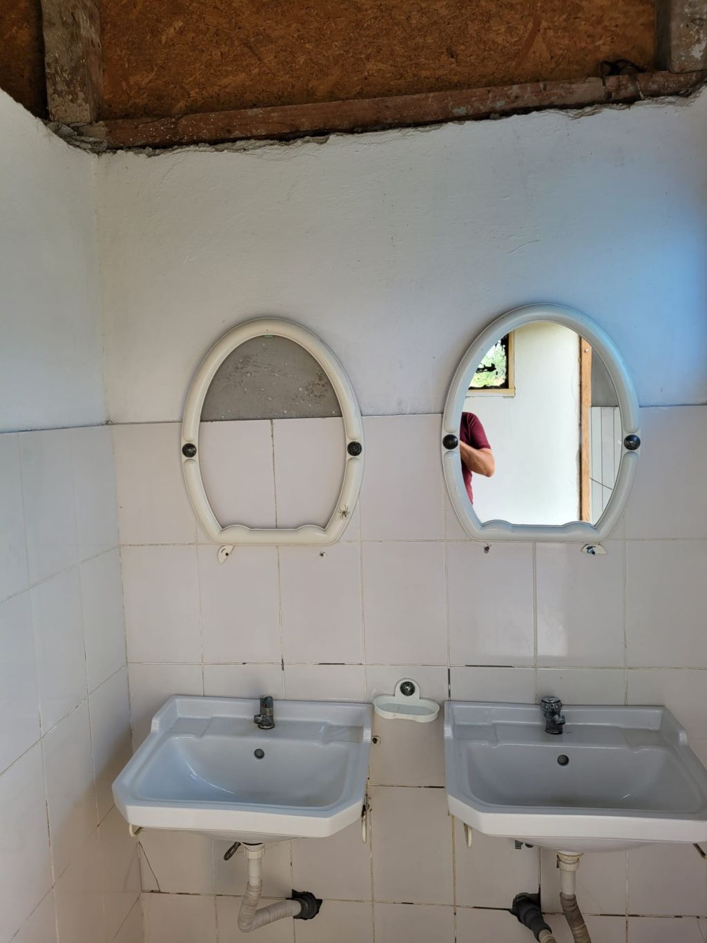 GALERIE FOTO: Cum ar fi ca toaletele din fundul curții să fie mutate în interiorul școlii? O aso - Imagine 1