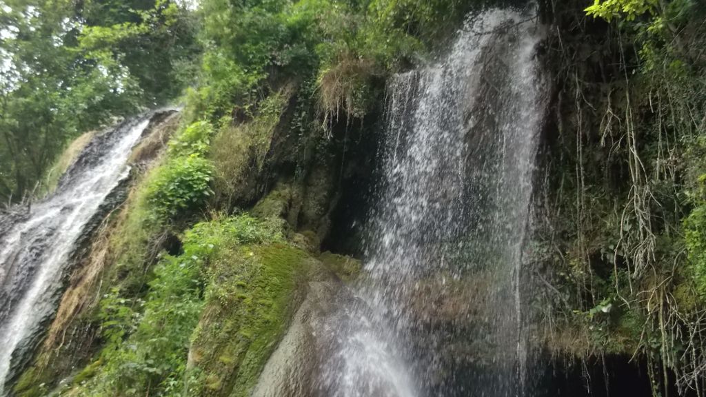 Prăbușire la una dintre cele mai frumoase cascade din România, Clocota. Autoritățile spun că acum e mai spectaculoasă