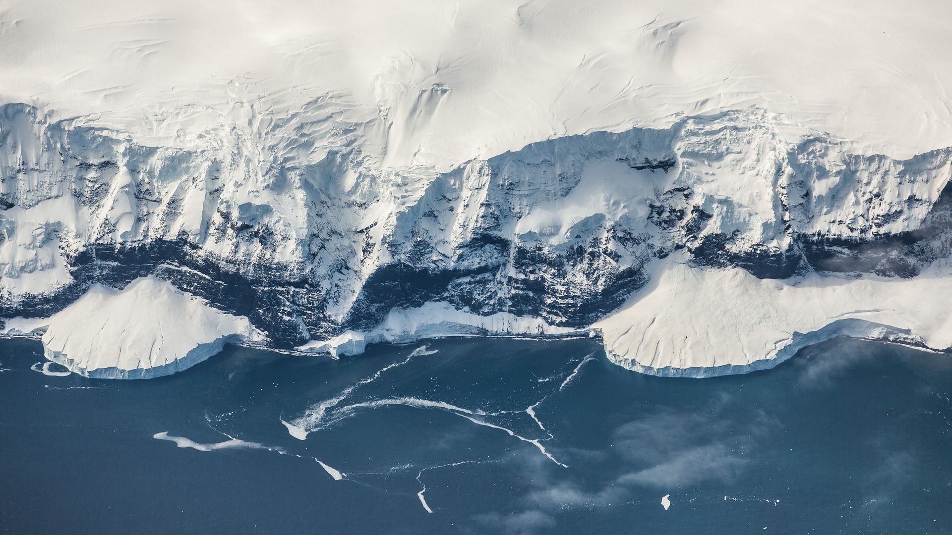 Zbor deasupra Polului Sud, o experiență „absolut uluitoare”. Cât costă o vacanță exotică peste Antarctica