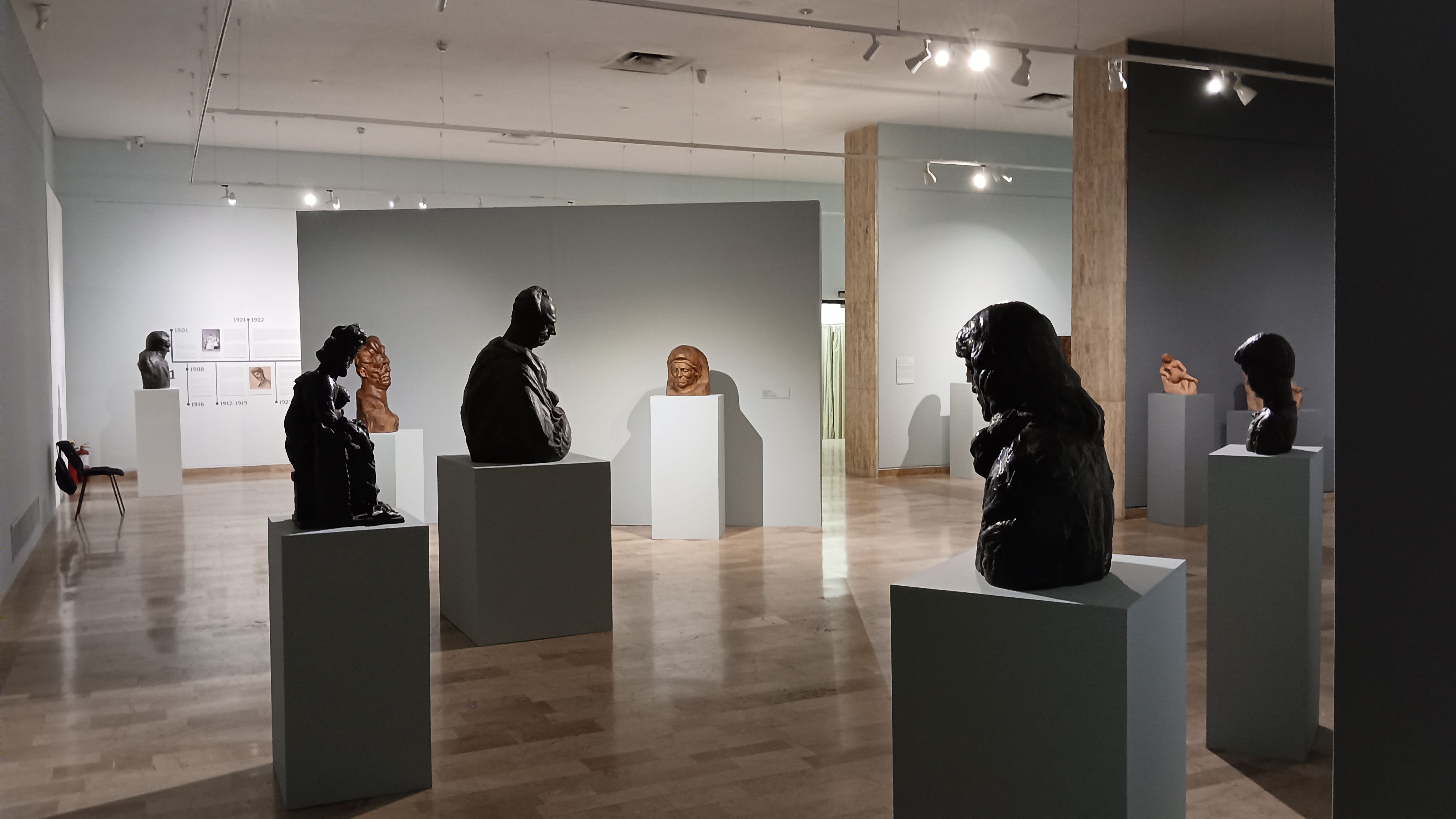 GALERIE FOTO | Expoziția Romulus Ladea de la MNAR: sculptorul care s-a certat cu Brâncuși