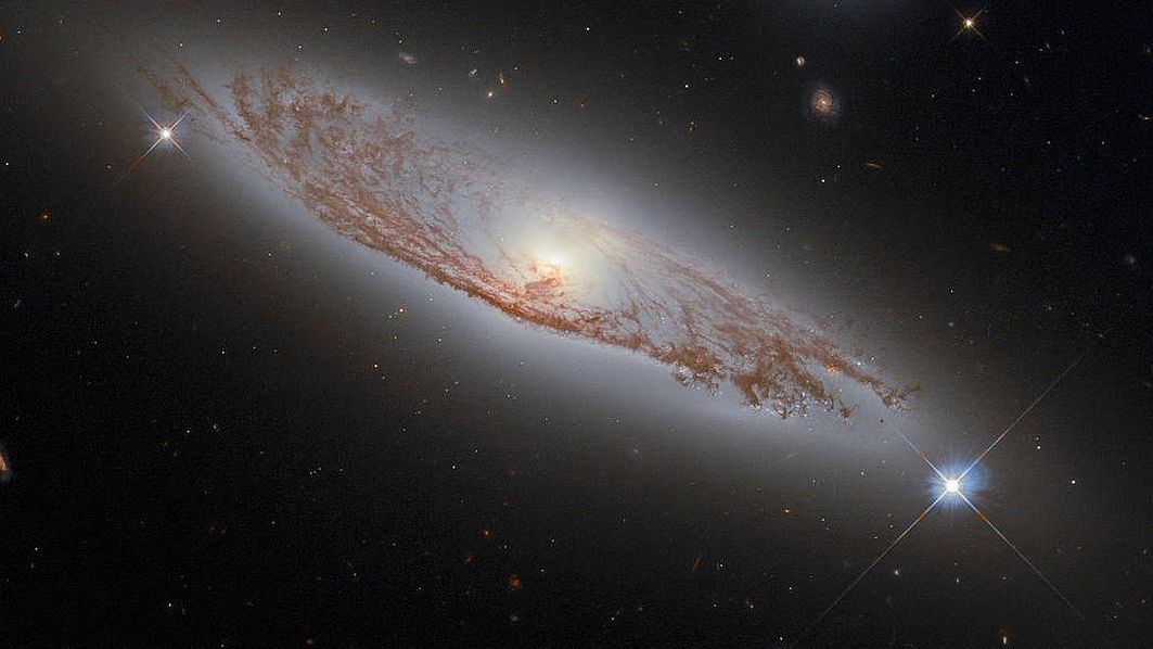 FOTO Telescopul Hubble a surprins o imagine spectaculoasă cu o galaxie spirală