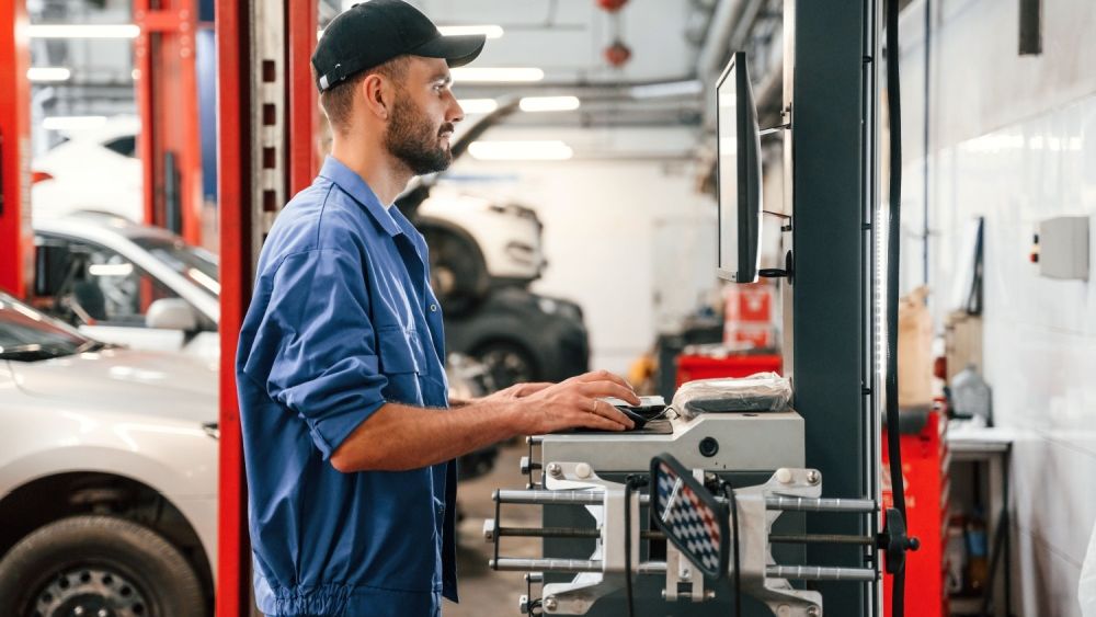 Valul de concedieri din industria auto, un roller-coaster pentru întreaga economie românească. Poate piața muncii să-i absoarbă pe cei disponibilizați?