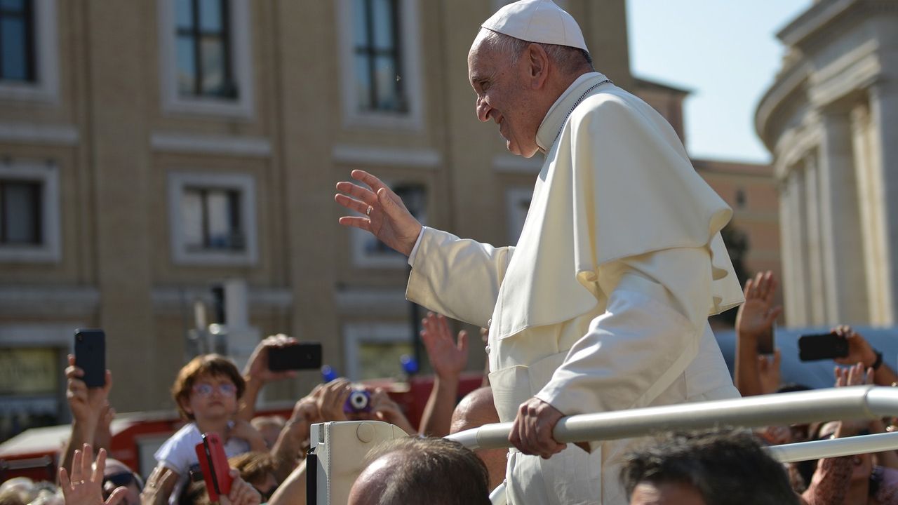 Papa Francisc l-a implorat pe Vladimir Putin să pună capăt "spiralei de violenţă" în Ucraina