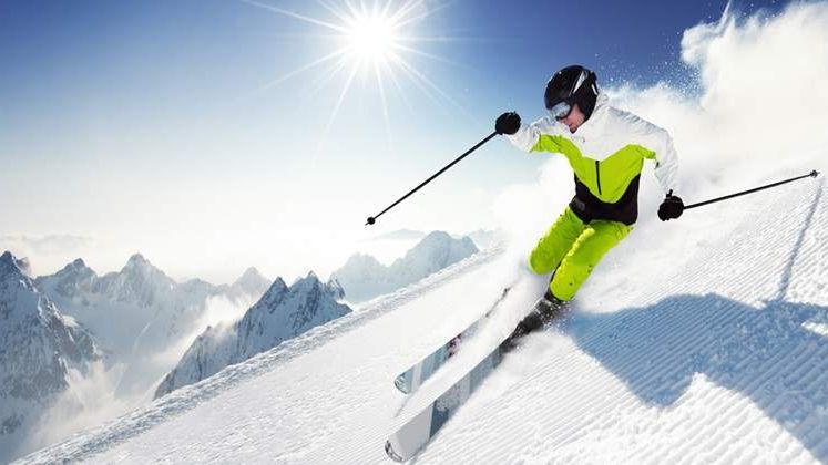 Aproximativ 2.000 de turisti au schiat sambata in Valea Dorului si Valea Soarelui, la Sinaia