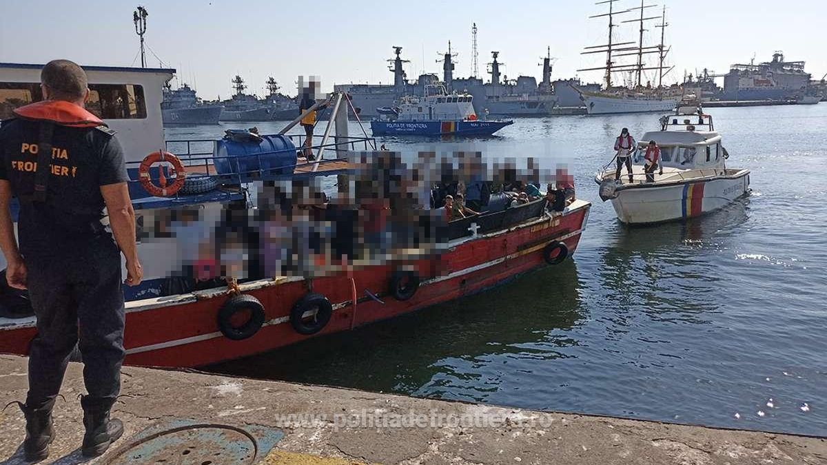Zeci de migranţi, ajunși cu o barcă la Vama Veche, au fost salvați de Garda de Coastă