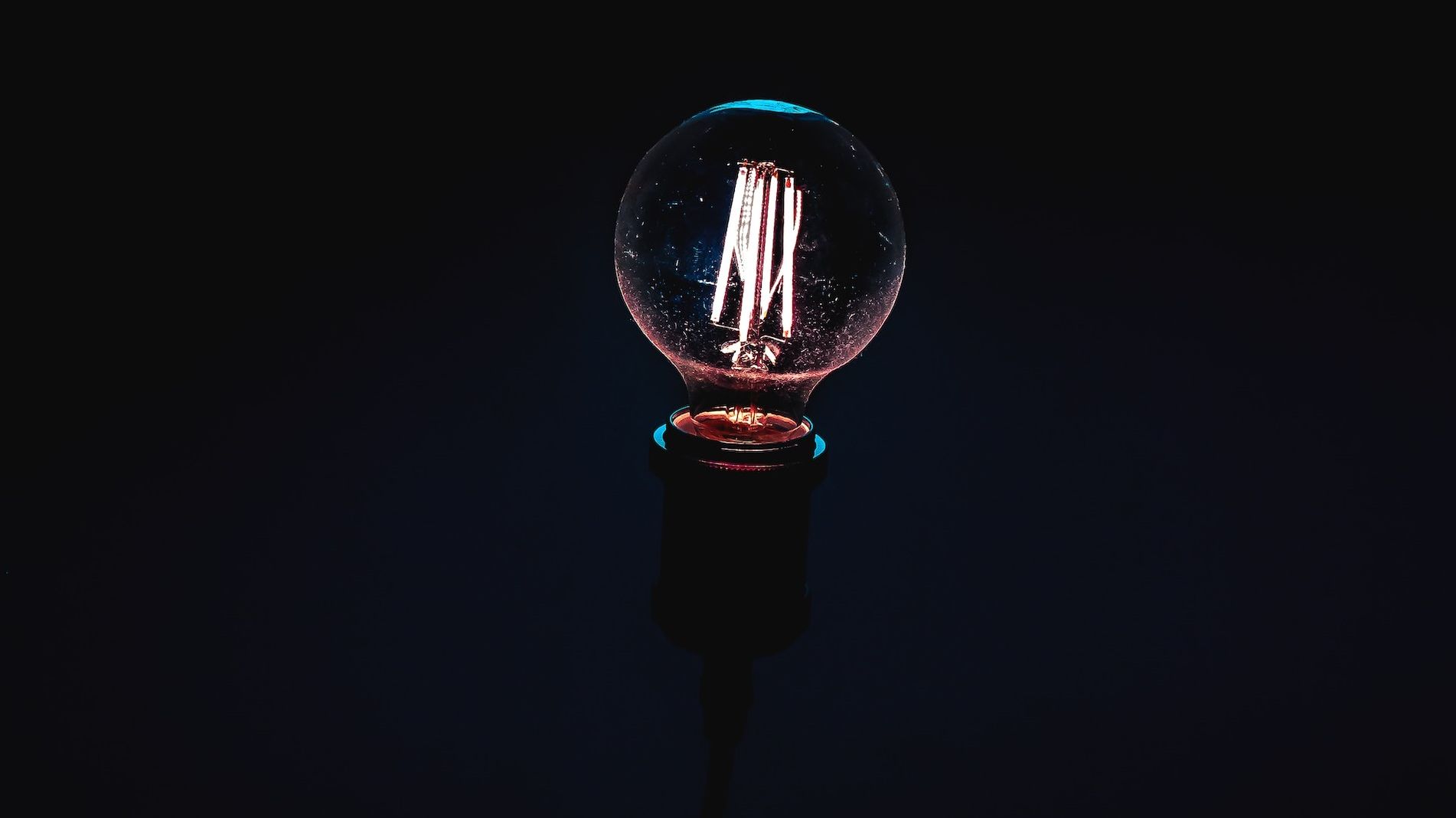 AEI: Românii pot reduce cu până la 35% costurile la energie electrică prin schimbarea furnizorului
