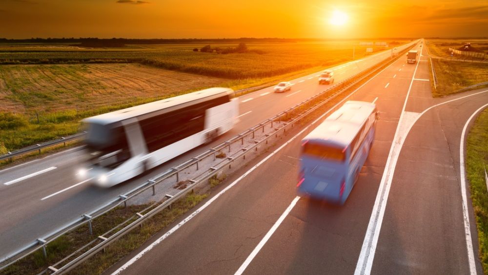 UE a votat reguli mai dure pentru emisiile de dioxid de carbon produse de camioane și de alte vehicule de mare tonaj, inclusiv cele generate de autobuzele urbane