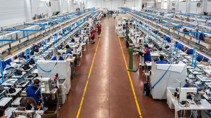 Rekord, unul dintre cei mai mari producători de încălțăminte din România, trece la energia solară