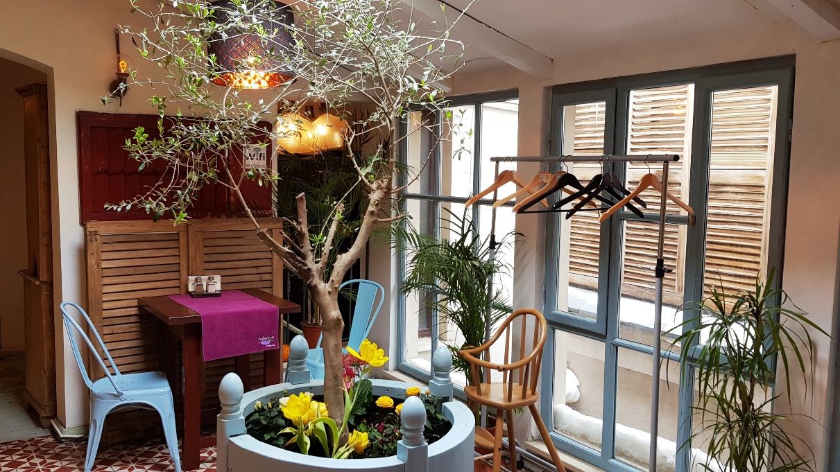 Review George Butunoiu: Pai nu sunteti doi, v-am adus doua linguri, ce mai vreti?