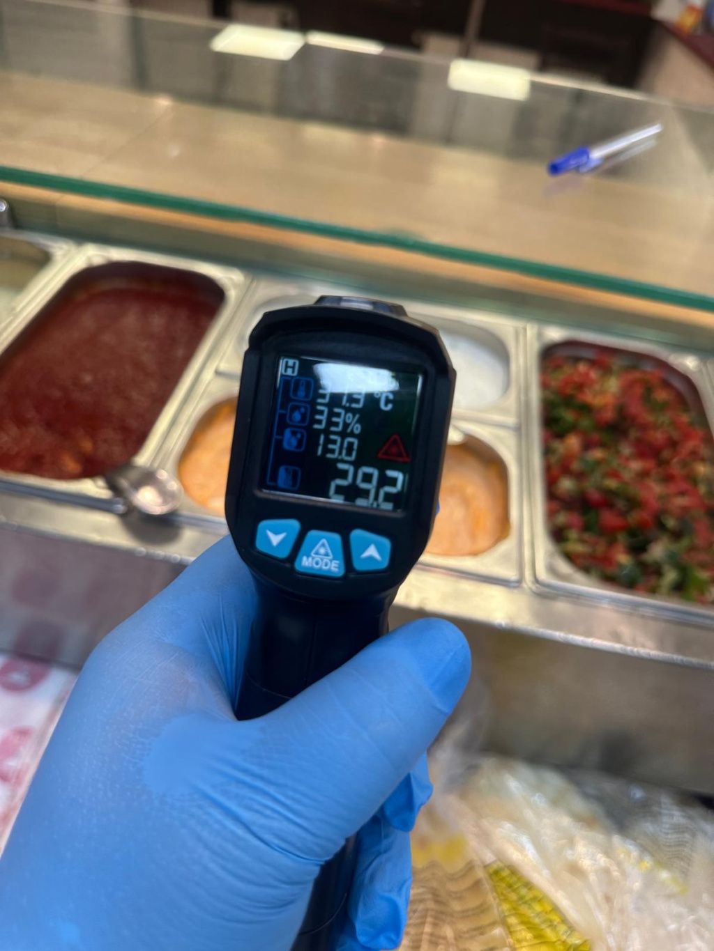 FOTO | ANPC a amendat unul dintre cele mai mari lanțuri de șaormerii din Capitală - Imagine 2