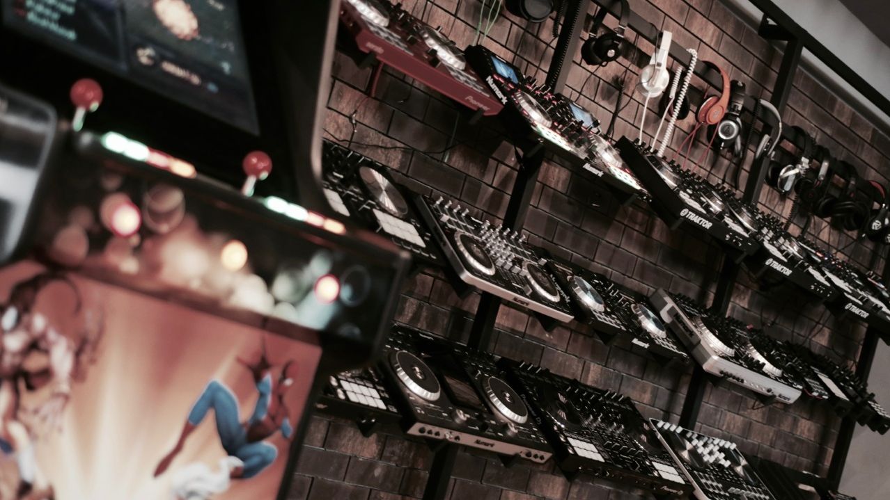 De la o pereche de casti la provider de echipamente de DJ pentru cele mai mari festivaluri: povestea DjSuperStore