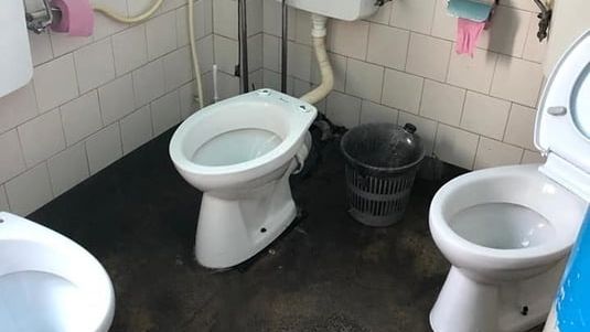 Deputat USR semnaleaza: Spital din Cluj, toaleta cu trei veceuri intr-o incapere