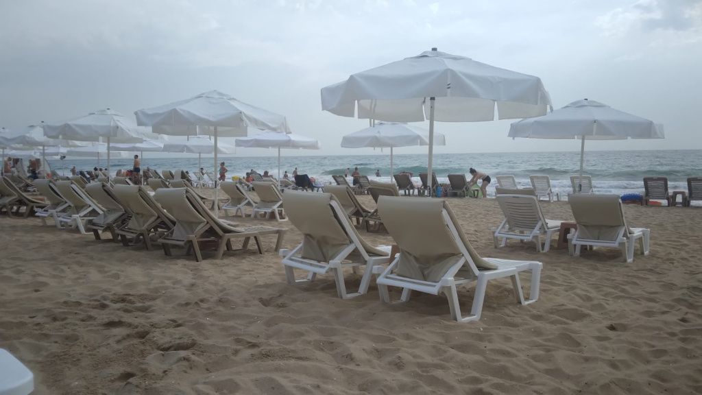 GALERIE FOTO | Golden Sands sau, mai degrabă, "žRomanian Sands": cât costa un sezlong într-una - Imagine 6