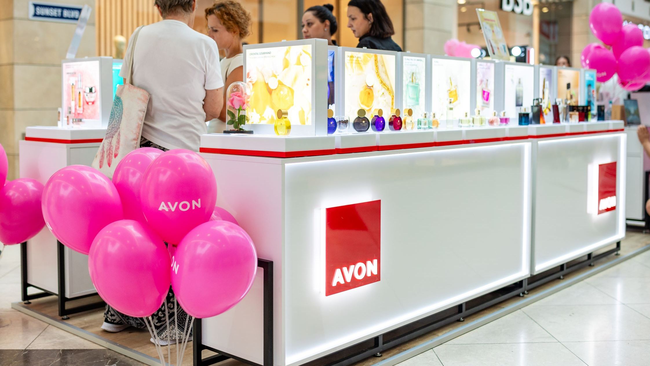 Avon a inaugurat primul magazin din România. Unde se află acesta și ce produse sunt puse la vânzare