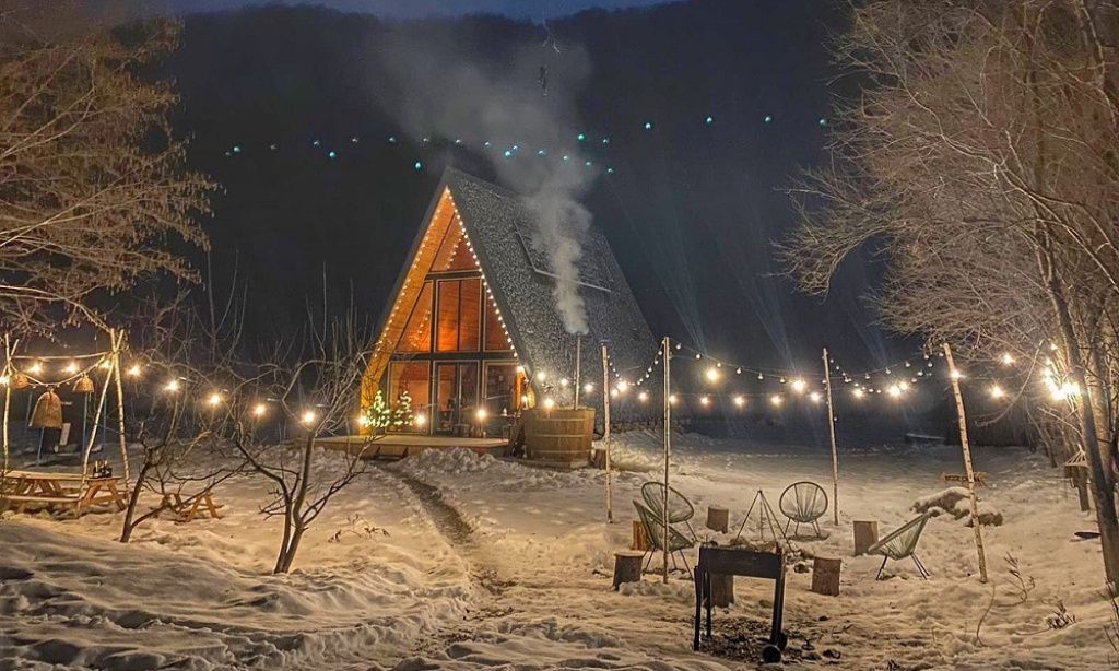 GALERIE FOTO: 5 cabane A-Frame din România unde te poți caza. Sunt la mare căutare printre cei ca - Imagine 7