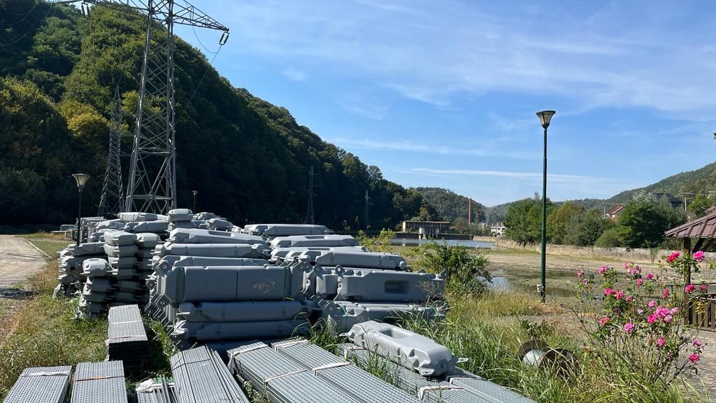 A început construcția primului parc solar plutitor din România. Până și albanezii ne-au luat-o înainte