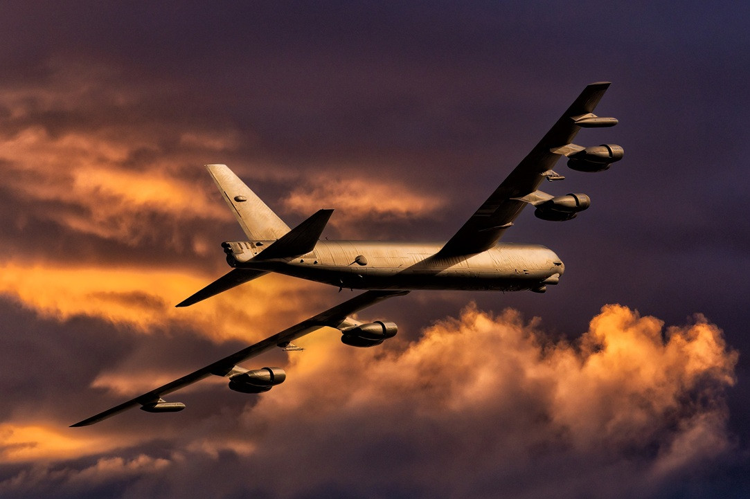 SUA: Un bombardier B-52 s-a prăbuşit în California, opt morţi