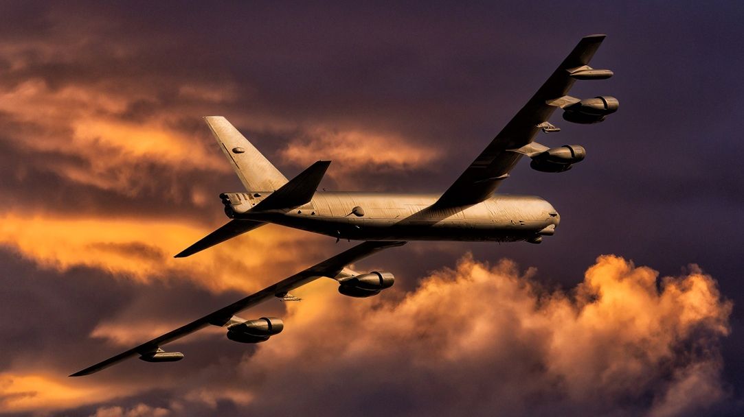 SUA: Un bombardier B-52 s-a prăbuşit în California, opt morţi