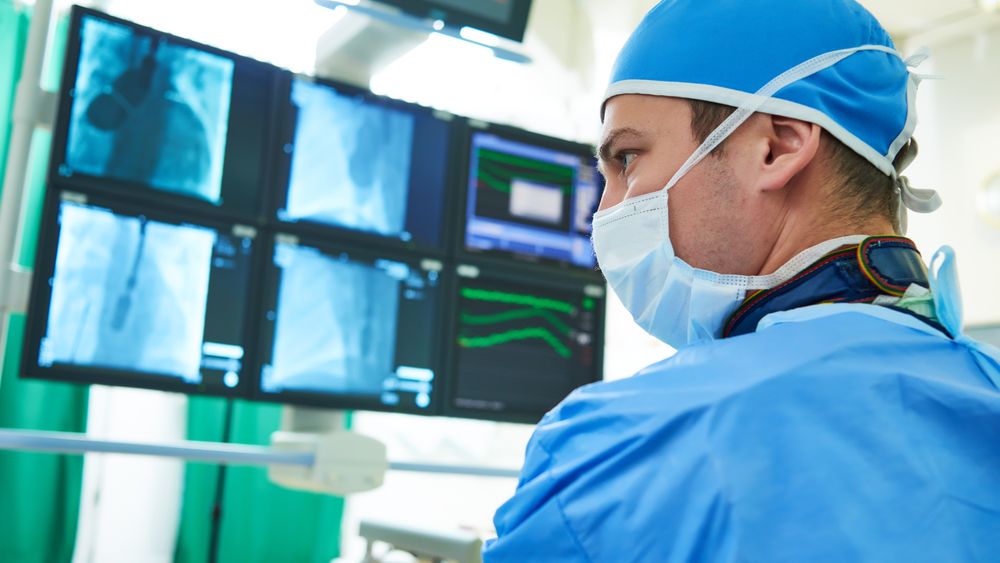 8 falsi fizicieni medicali, implicati in tratamentele bolnavilor de cancer