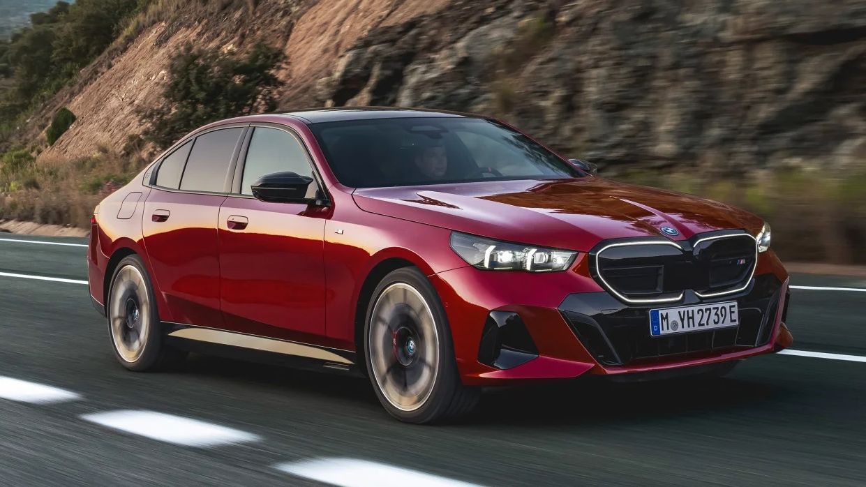 BMW a prezentat noul Seria 5 la pachet cu varianta electrică i5. Modelul de top are peste 600 cai putere