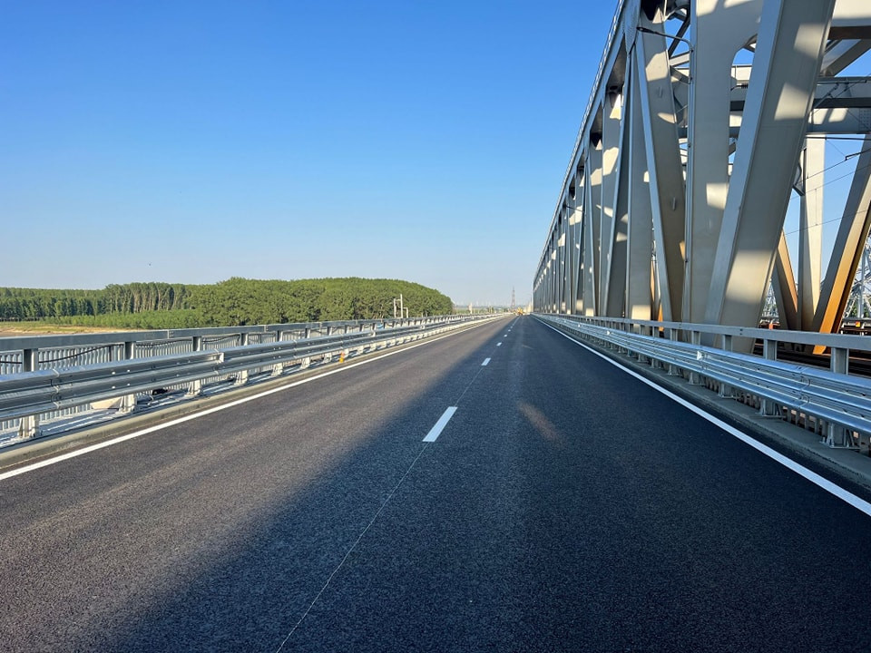 România elimină taxele de pod: ce se schimbă pentru șoferi și transportatori de la 1 octombrie