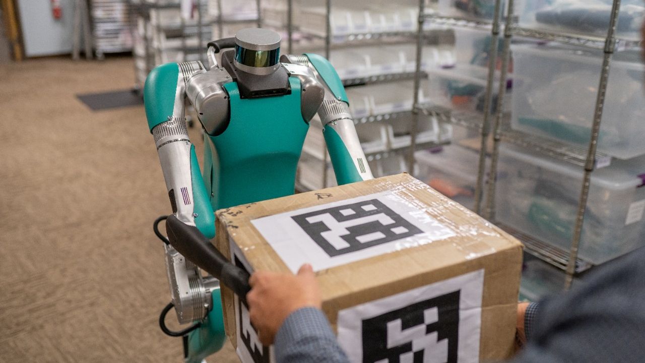Robotii curier vor inlocui angajatii pentru unele livrari. Ford este unul dintre clienti