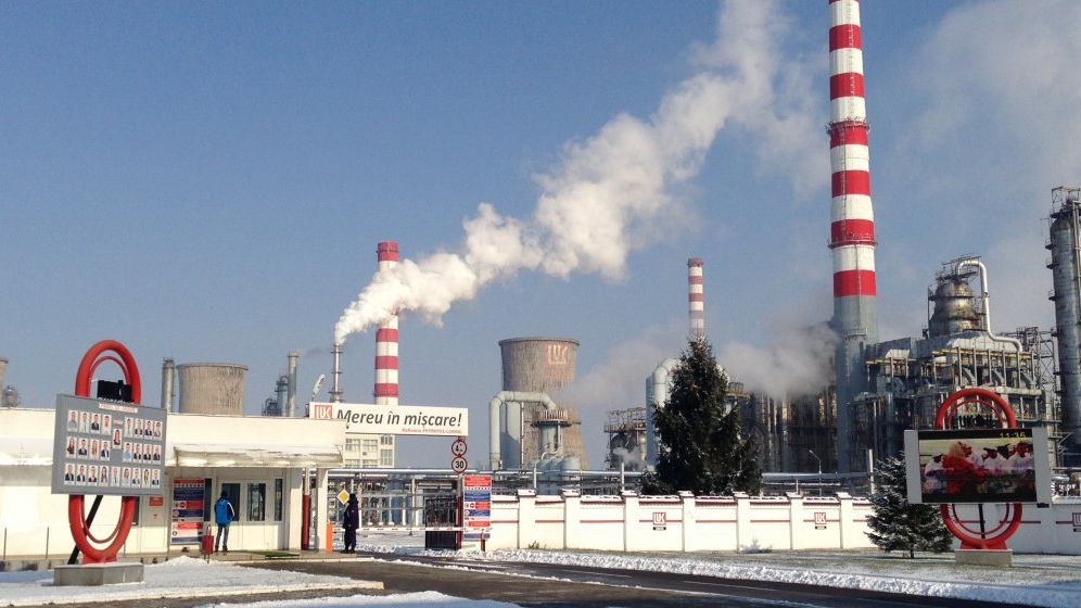 Rafinăria Petrotel Lukoil, amendată cu 100.000 de lei pentru poluare cu hidrogen sulfurat
