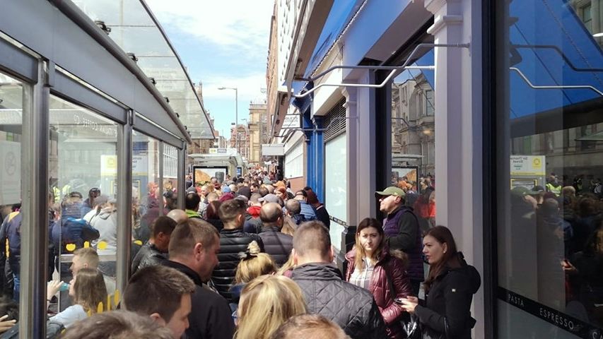 La cozi, cu nervii intinsi, romanii au facut istorie