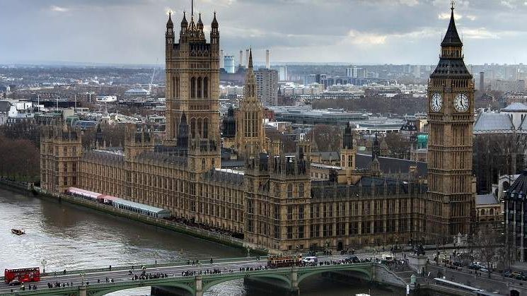 Atac armat la Londra: Theresa May a fost evacuata de urgenta din Parlament. Ultimul bilant: 4 morti si 20 de raniti, inclusiv romani