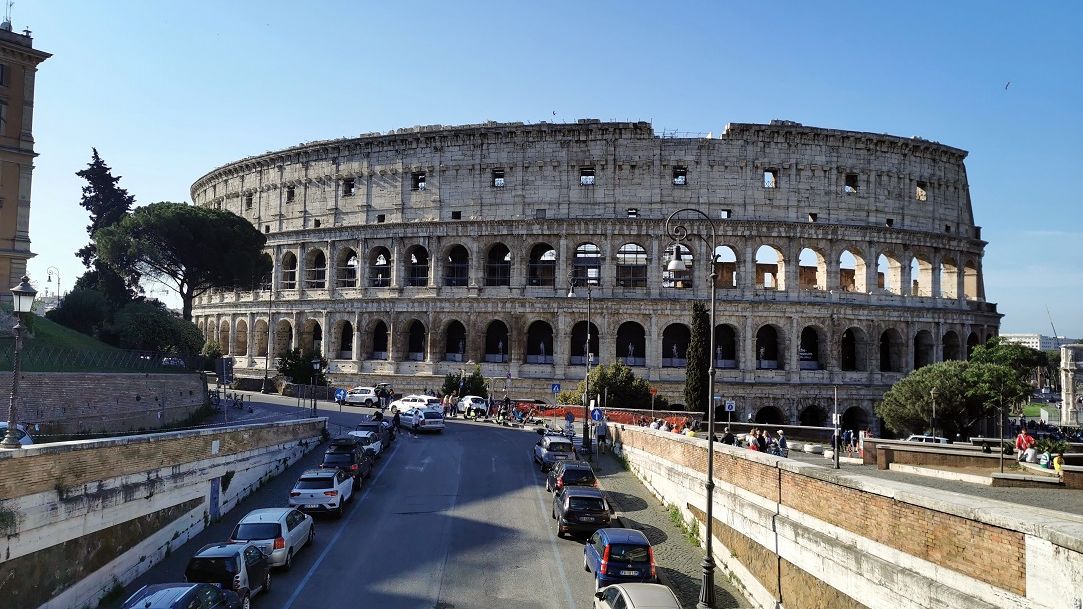Un turist care şi-a scrijelit numele pe Colosseum riscă până la 5 ani de închisoare