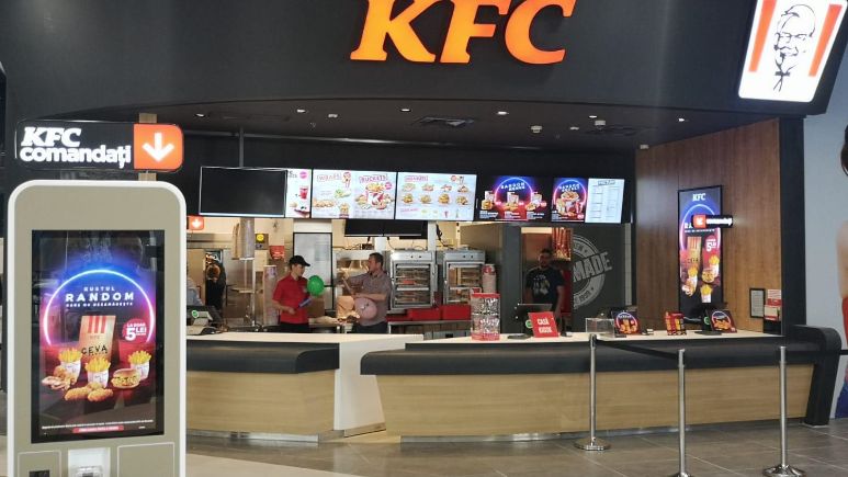 Vânzările KFC, Pizza Hut și Taco Bell au scăzut în primele trei luni, iar companiile mizează pe serviciile de drive-thru și delivery pentru a diminua efectele pandemiei