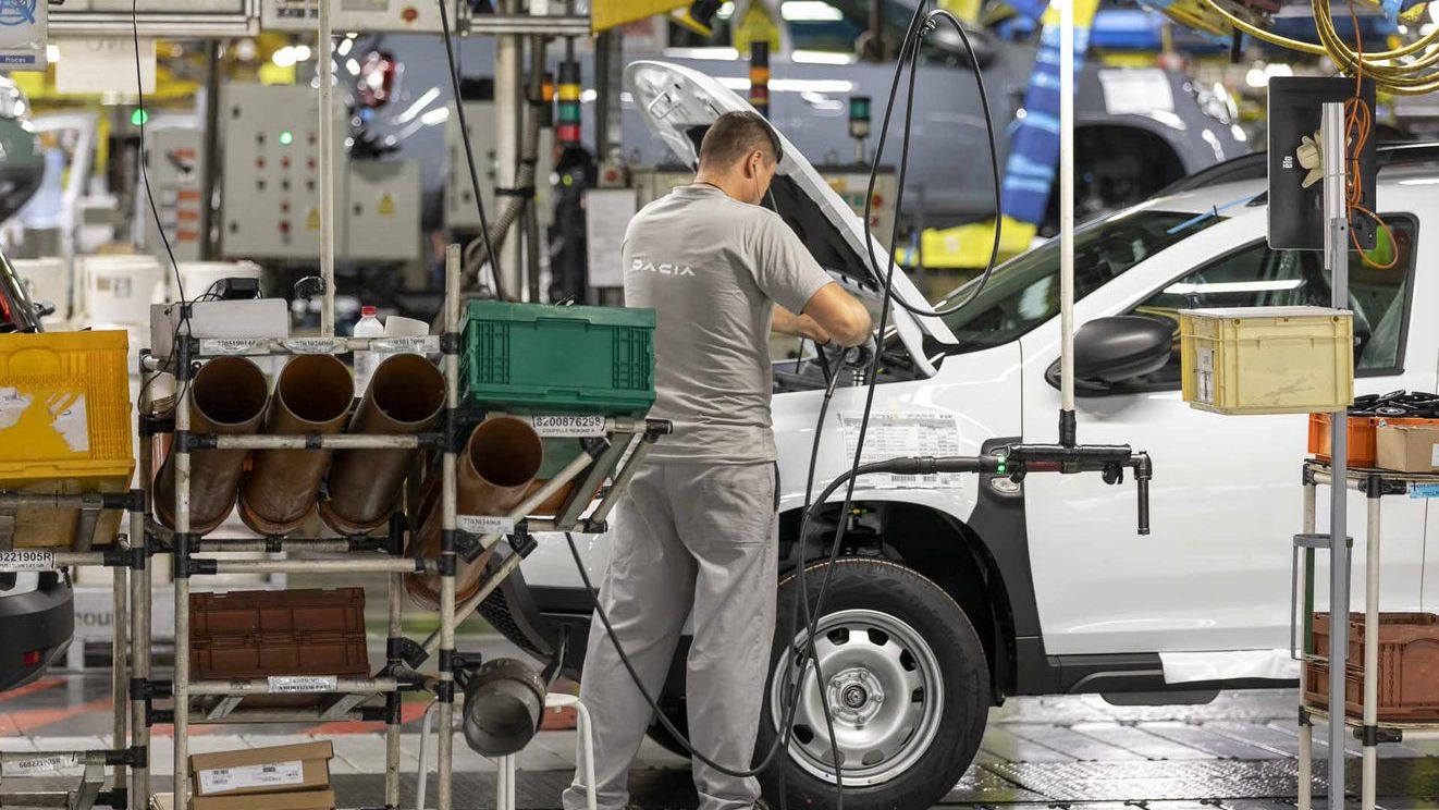 FOTO | În interiorul fabricii Dacia din Mioveni, locul unde se fac aproape 1.400 de mașini pe zi