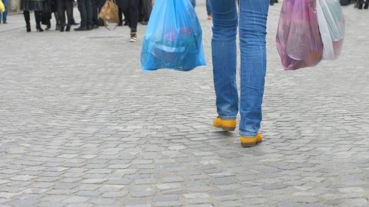 Pungile de plastic, interzise definitiv in comertul din Romania, de la 1 ianuarie 2019