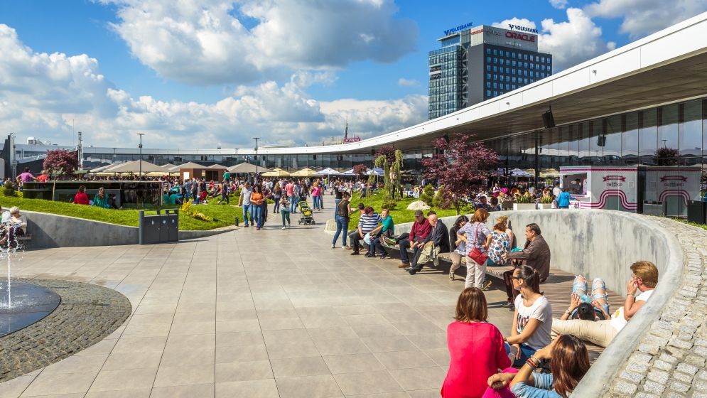 Filme gratuite pe terasa unui mall din București