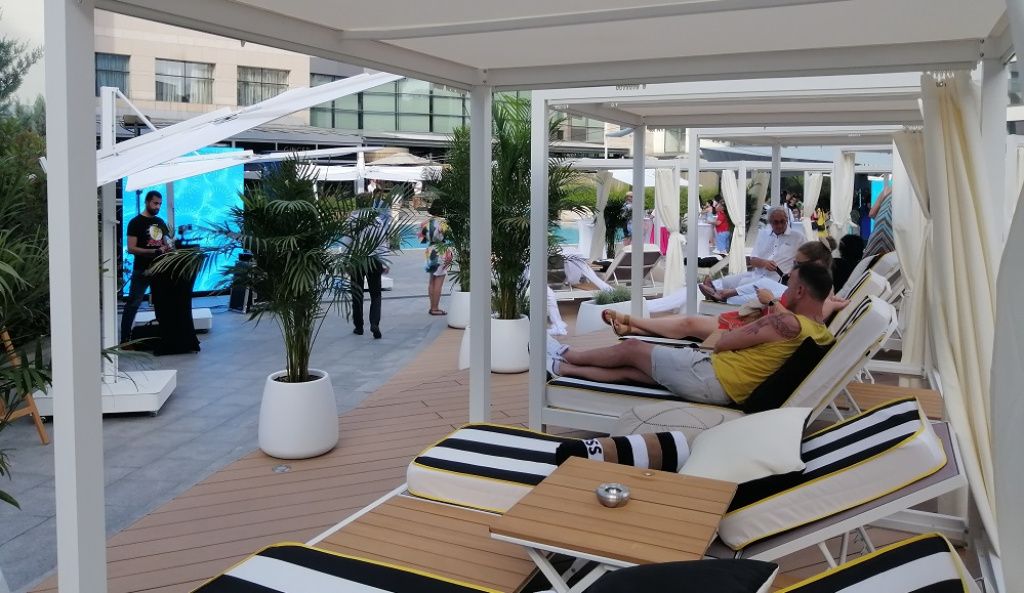 FOTO | Radisson Blu s-a reinventat: terasa cu piscină a devenit plajă urbană. Cum arată Nami Bea - Imagine 5