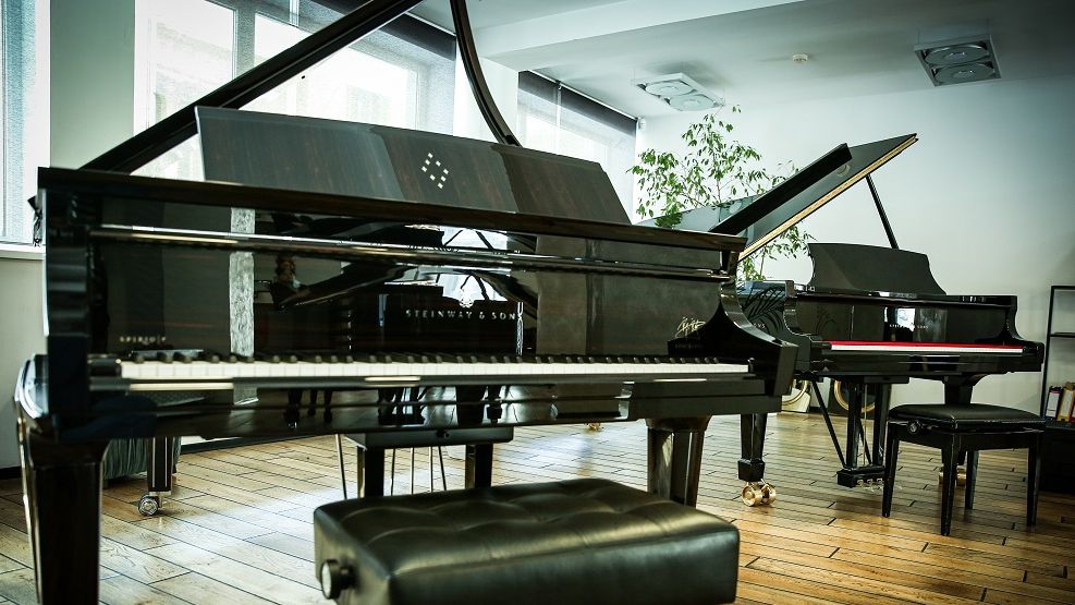 ecomTEAM Stories: Povestea Senia.ro, domeniul online care le aduce muzică românilor de două decenii