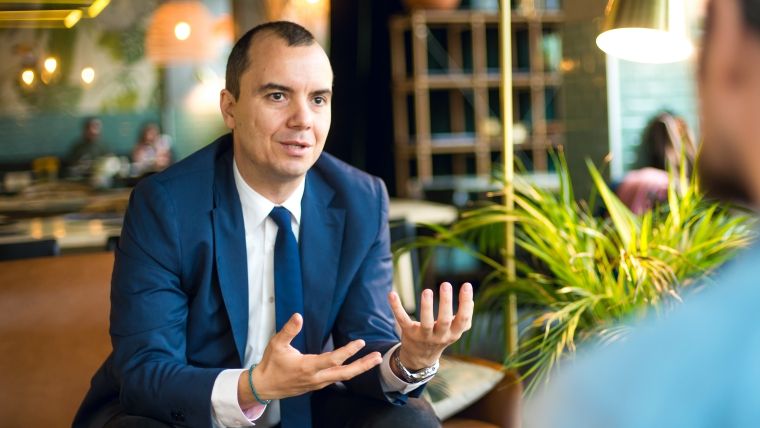 La pranz cu Bogdan Putinica: Ce se intampla in Romania e o comedie trista, mirobolanta si profund ridicola