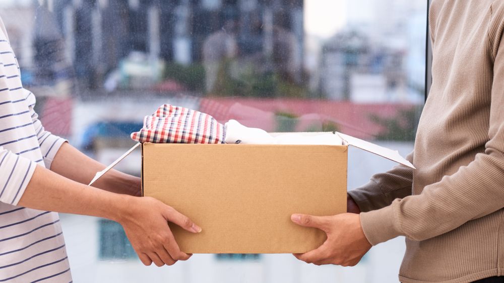 Unde poti dona imbracaminte in Bucuresti: locuri unde poti duce hainele pe care nu le mai porti