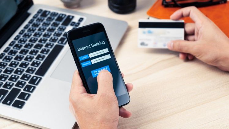 Mobile banking: 5 motive simple pentru a utiliza o aplicatie de profil in locul drumurilor la banca