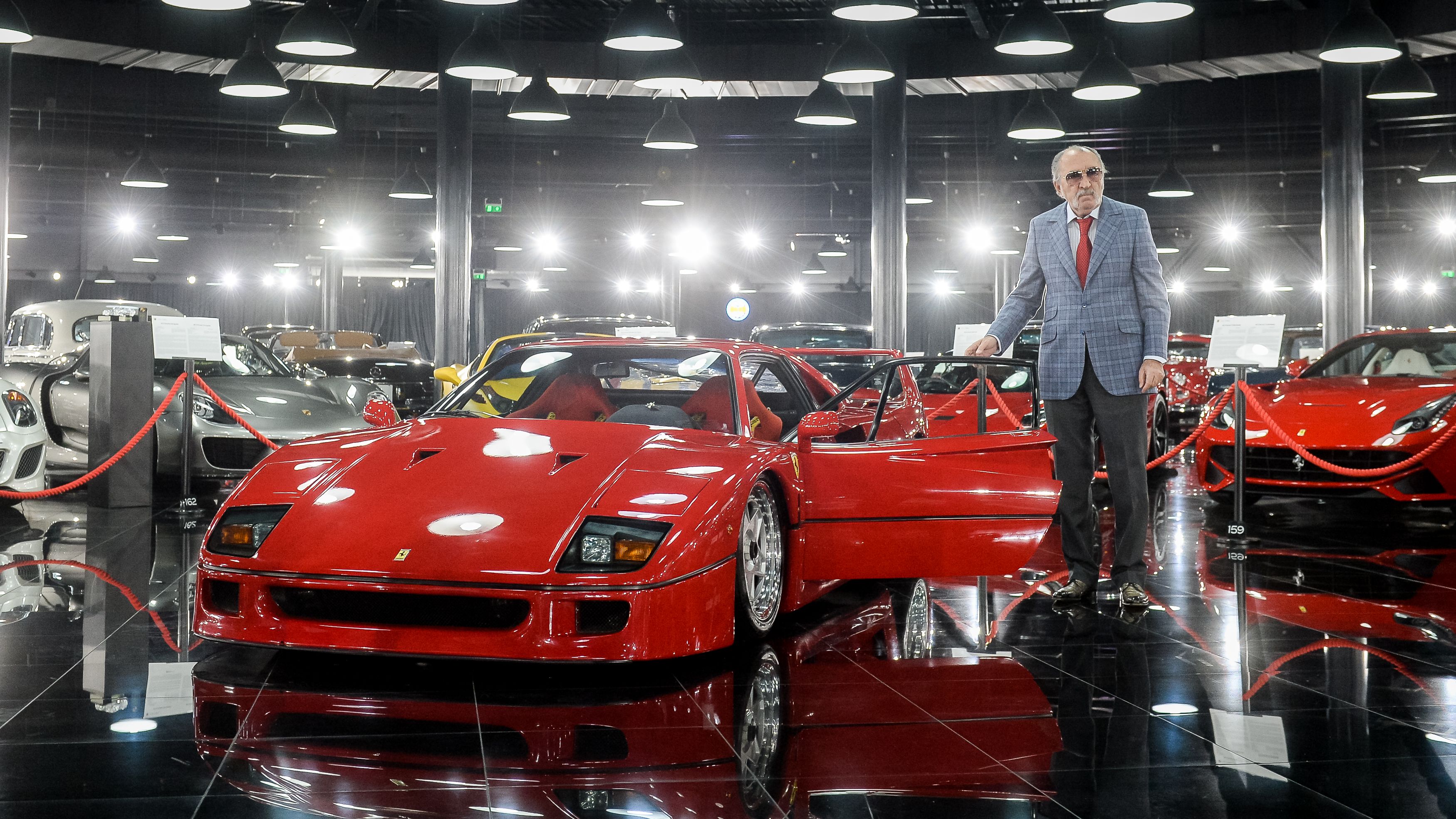 Tiriac a adus la expozitia sa de masini un model Ferrari F40 din anul 1989