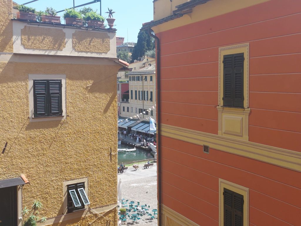 Vizită în Portofino: cum îți poți "žgăsi dragostea" pentru Riviera Italiană în orașul iu - Imagine 5