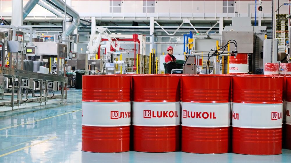 Lukoil se pregătește să vândă afacerile din afara Rusiei, inclusiv din România, din cauza sancțiunilor lui Trump