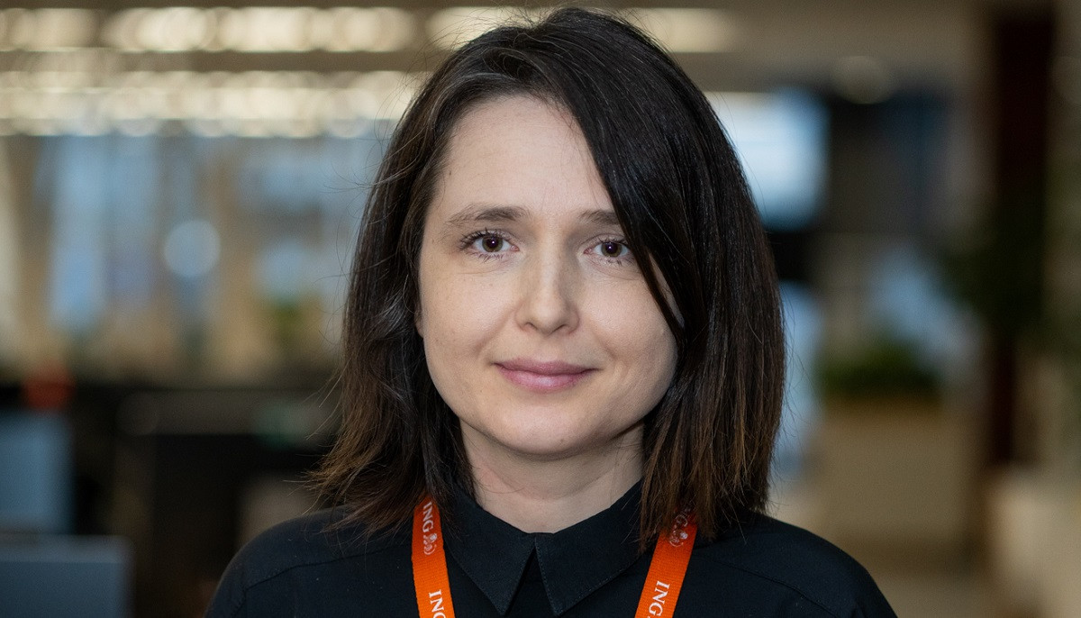 Roxana Cristea, economistul care a făcut primii bani vânzând cireșe ...
