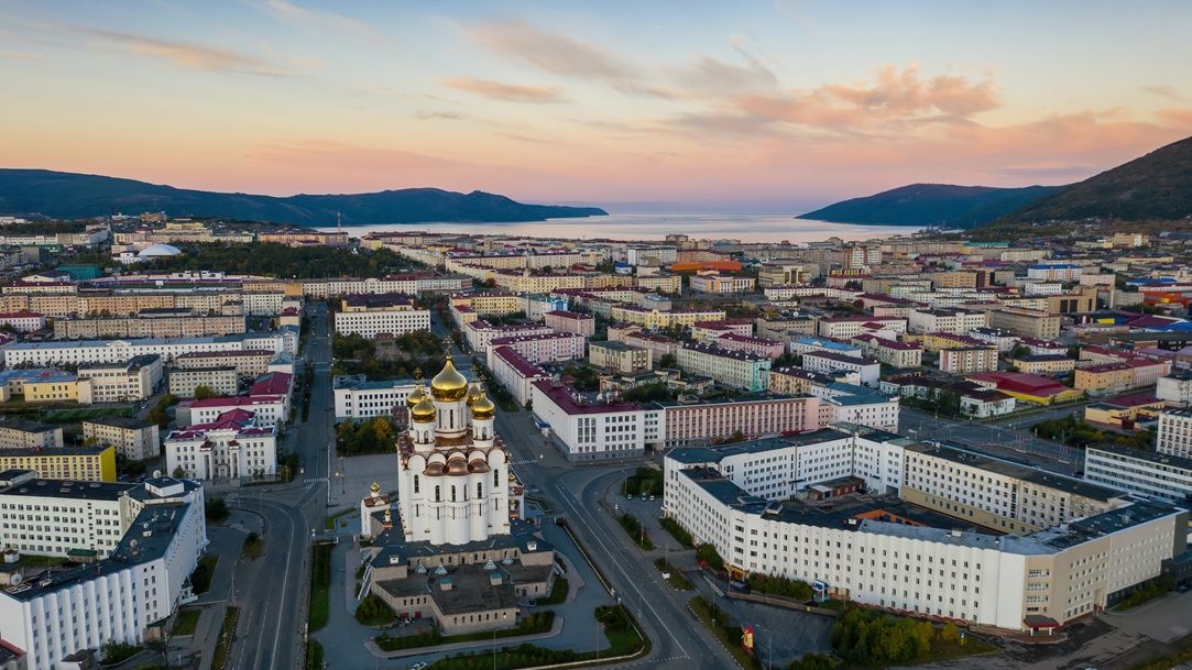 În drum spre întâlnirea cu Trump, Putin s-a oprit în Magadan, unde a vizitat monumentul prieteniei cu SUA