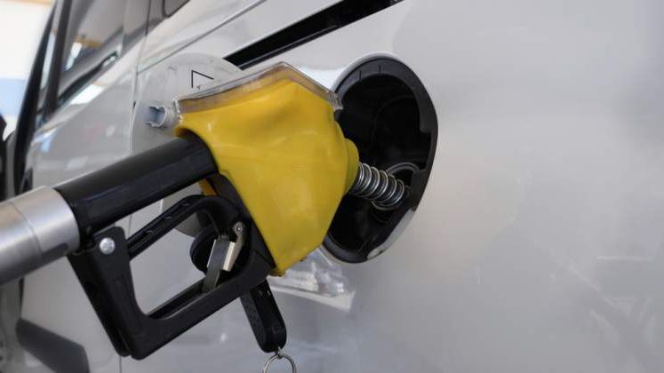 Vanzarile de carburanti au scazut cu aproape 10% in luna in care au crescut accizele