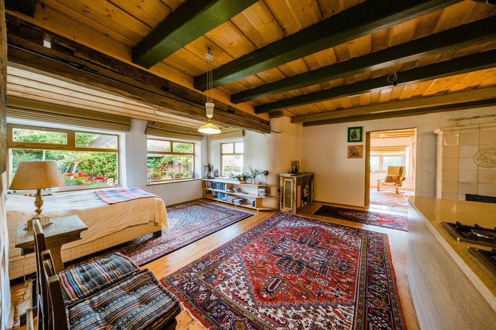 Ansamblu de case tradiționale, scos la vânzare lângă Viscri, satul în care are case regele Char - Imagine 6