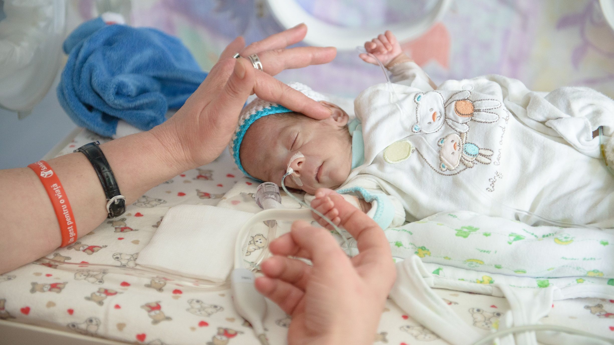 Salvați Copiii, alături de medici, trage un semnal de alarmă cu privire la subfinanțarea secțiilor de terapie intensivă neonatală din România